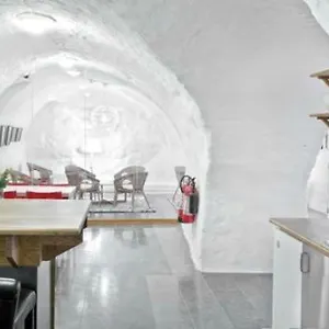 Ramilton Old Town Хостел