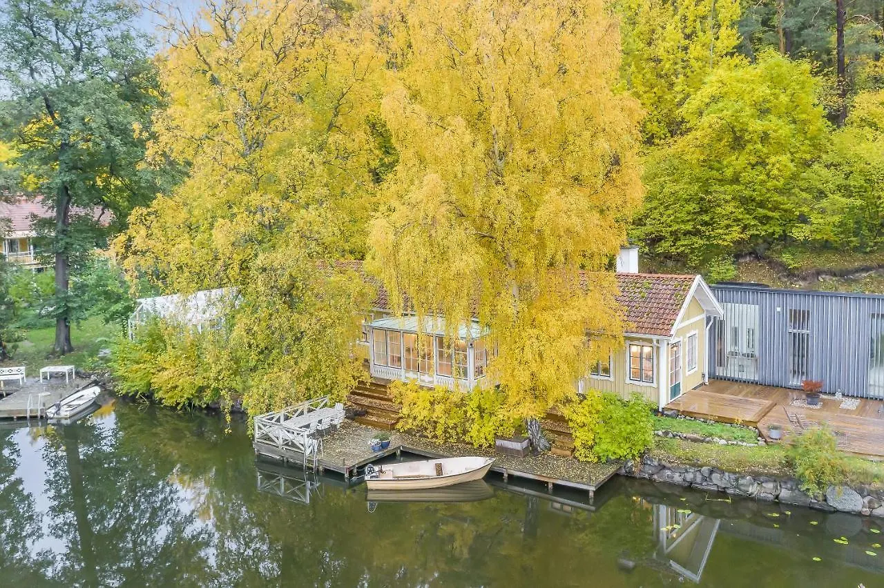 Peaceful, Picturesque Lake & Forest Retreat Stockholm Ferienhaus