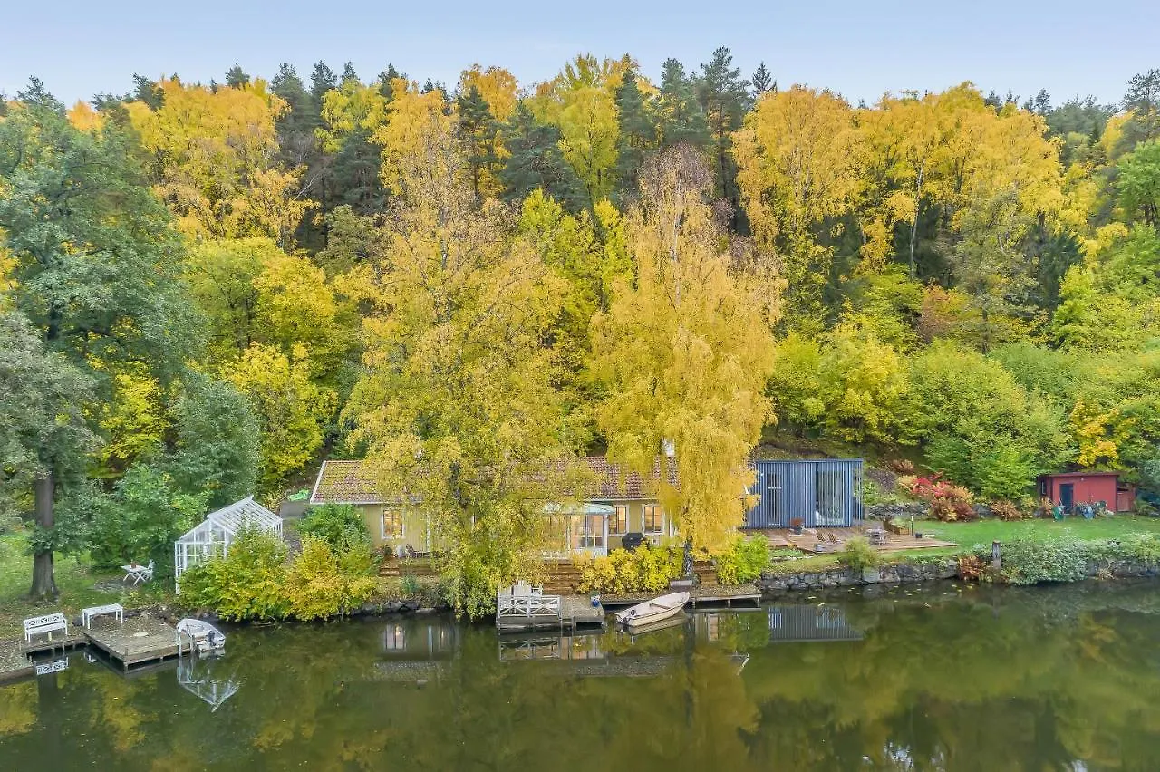 Peaceful, Picturesque Lake & Forest Retreat Stockholm