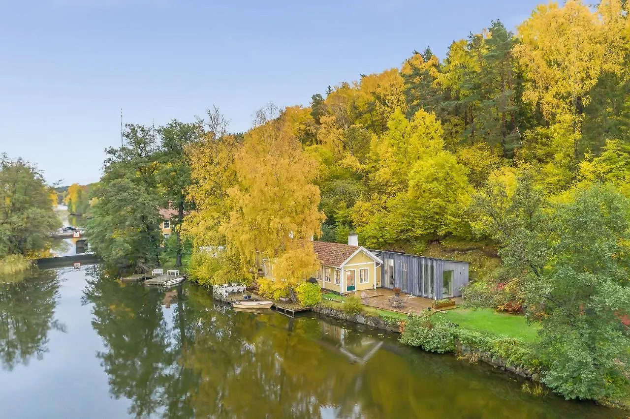 Дом отдыха Peaceful, Picturesque Lake & Forest Retreat Стокгольм
